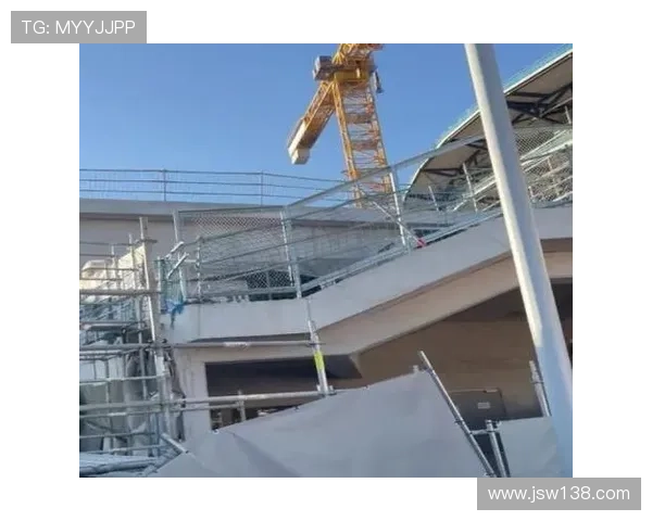 诺坎普第三层看台即将完工 顶棚支柱已安装 诺坎普第三层看台即将完工 顶棚支柱已安装